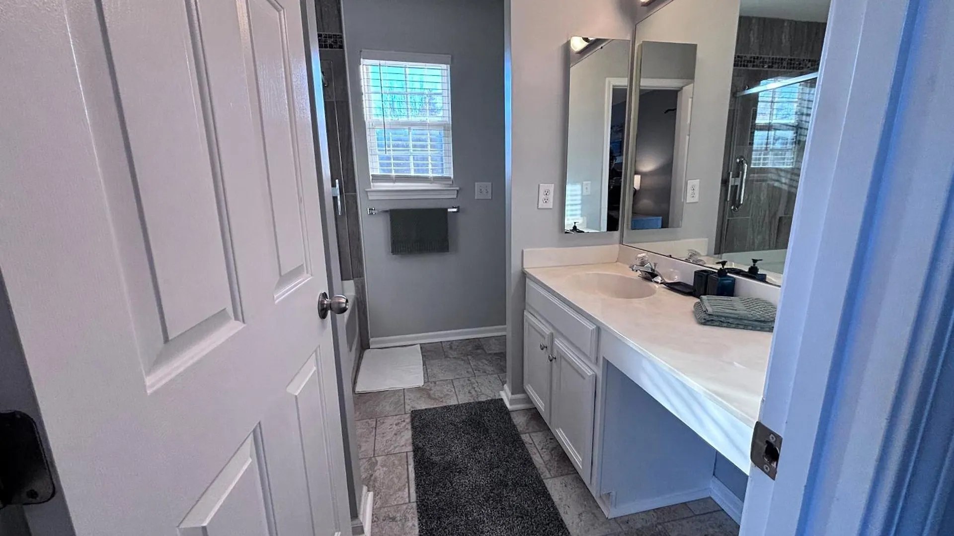 Amazing 4 Bdrm Home W Garage In Charlotte Villa